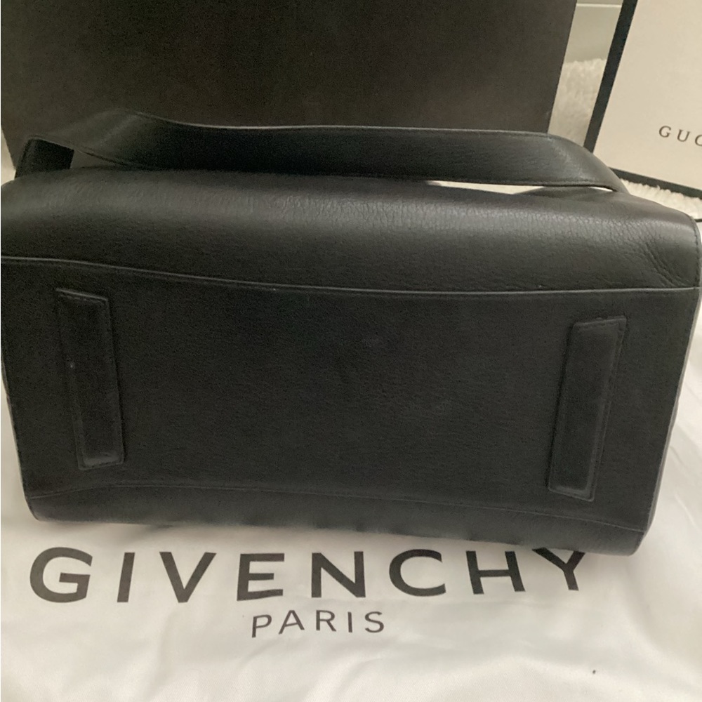 Givenchy
Antigona Medium Top Handle Bag in Grained Leather - Picture 10 of 15